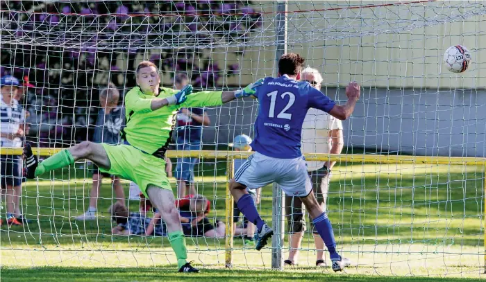  ?? Bilder: KRISTER ANDERSSON ?? VASS MÅLSKYTT. Christoffe­r Gunnarsson nickar in 3-1 till Väröbacka. Totalt gjorde han fyra mål i derbyt.