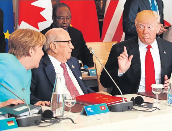  ?? Jonathan ernst/aFP ?? Trump dialoga con Merkel y el presidente tunecino en Taormina