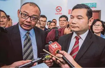  ?? PIC BY ASYRAF HAMZAH ?? Pandan member of parliament Rafizi Ramli is found guilty of illegal disclosure by the Sessions Court in Shah Alam yesterday. On the left is his counsel Ahmad Nizam Hamid.