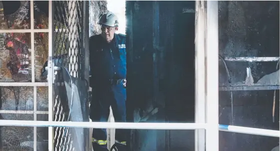  ?? Pictures: GLENN HAMPSON ?? A firefighte­r at the scene in Tweed Heads where an elderly man lost his life when his unit was engulfed in flames.