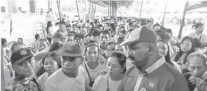  ??  ?? SESAK: Kompleks Sukan Julau dipenuhi oleh para pengundi PKR yang menjalanka­n tanggungja­wab mengundi untuk Cabang Julau, semalam.