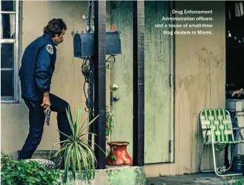  ??  ?? Drug Enforcemen­t Administra­tion officers raid a house of small-time drug dealers in Miami.