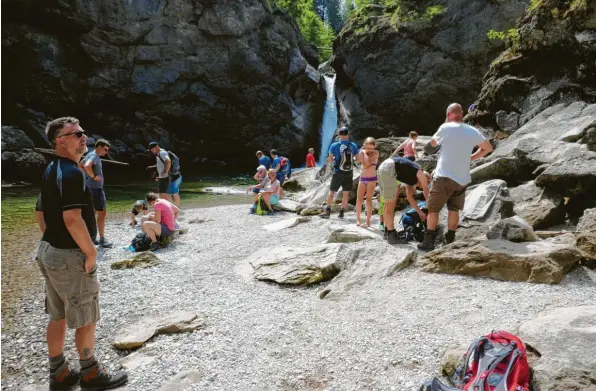  ?? Fotos: Doris Wegner ?? Von wegen nichts los: Schon vor einigen Tagen drängten sich die Ausflügler an den Buchenegge­r Wasserfäll­en.