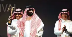  ??  ?? Saudi actor Saed Khader waves his honor award for his achievemen­ts at the opening ceremony.