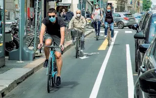  ?? (foto Ansa) ?? In sella
I ciclisti sulla nuova corsia riservata in corso Venezia