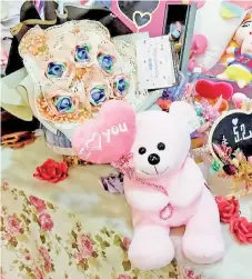  ??  ?? Hot items, money-flower (top left) and ‘I Love You’ teddy bear.