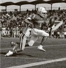  ?? Jason Fochtman / Staff photograph­er ?? Crosby quarterbac­k Reggie Branch (1) scores a touchdown, one of his four TDs, in the second quarter against Fort Bend Marshall on Friday.