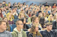  ?? FOTO: HOCHSCHULE ALBSTADT-SIGMARINGE­N ?? Die Studienanf­änger bei der Begrüßung durch Rektorin Ingeborg Mühldorfer.