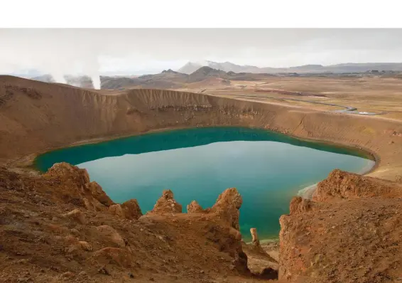  ??  ?? Sopra, il laghetto solfureo all’interno del cratere del Viti, nell’area vulcanica di Krafla.
