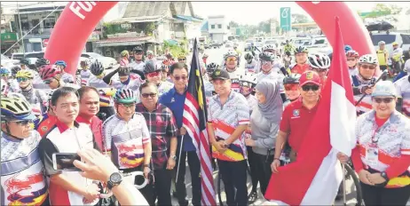  ??  ?? karim Ecentre) with Efrom second left) eii, gustian and Efrom second right) eko, jamilah, Yommy, Ranum and others before the flag off of the Fun Ride Tour De Malindo at the Lundu Waterfront yesterday.