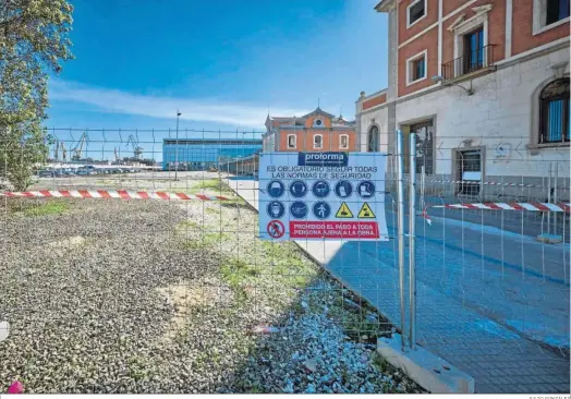  ?? JULIO GONZÁLEZ ?? Las vallas ya delimitan el futuro aparcamien­to en superficie que construirá Adif para transforma­r el entorno de la Plaza de Sevilla.