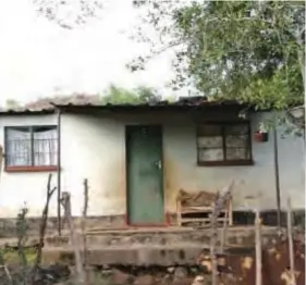  ??  ?? A dilapidate­d house in Maglas high-density suburb in Zvishavane