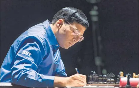  ?? AP PHOTO ?? Viswanatha­n Anand’s blunder in the 34th move meant the challenger was on the backfoot early in the World Championsh­ip match against Magnus Carlsen.