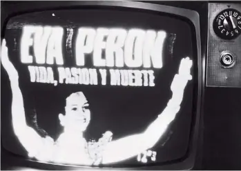  ??  ?? Aniversari­o de la muerte de Evita. Foto a pantalla de TV.