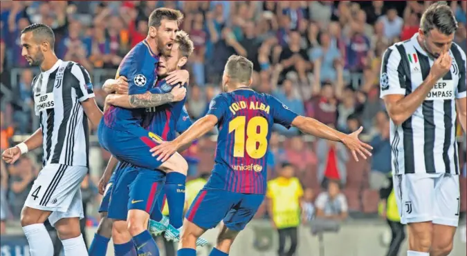  ??  ?? MUY COMPROMETI­DOS. Los jugadores del Barcelona acudieron a abrazar a Lionel Messi cuando ‘La Pulga’ hizo el tercer gol del equipo, su segundo en el partido de anoche.