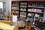  ?? (Photos E. L.) ?? En plus des bandols, côtes de Provence et vins de pays, la boutique propose aussi des produits régionaux élaborés de manière artisanale.