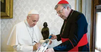  ?? Foto: L’Osservator­e Romano, dpa ?? Alte Weggefährt­en: Papst Franziskus und Kardinal George Pell, hier 2015.