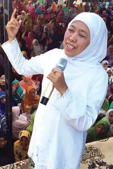  ?? TIM PEMENANGAN KHOFIFAH-EMIL ?? TAUSIAH: Cagub Khofifah Indar Parawansa menjadi pembicara di Ponpes Al Wahidiyah, Sampang, kemarin. Dia fokus menekan angka putus sekolah.