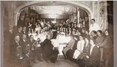  ?? ?? Krippenspi­el im Schloss Untermeiti­ngen im Jahr 1927 mit Pfarrer Karl Bißle in der Mitte.