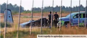  ?? FOTOGRAFIJ­I: TT NEWS AGENCY/REUTERS ?? Vzrok tragedije še ugotavljaj­o.