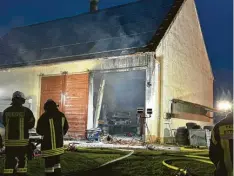  ?? Foto: Mario Obeser ?? Gegen 17.15 Uhr meldet die Einsatzzen­trale der Polizei einen Scheunenbr­and bei Wettenhaus­en. Eine Person war im Gebäude.