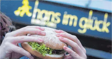  ?? FOTO: DPA ?? Mit „Hans im Glück“kommt nächstes Jahr ein weiterer Burgerlade­n nach Ulm. Ein einfaches Stück Fleisch zwischen zwei Brotscheib­en tut es für Burger-Liebhaber schon lange nicht mehr.