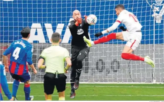  ?? JUAN HERRERO / EFE ?? Dmitrovic arrolla a En-Nesyri en la acción en la que Sánchez Martínez decretó penalti y después lo anuló a instancias del VAR.