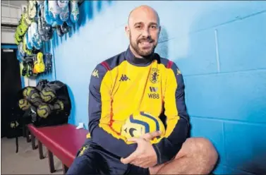  ??  ?? El portero español Pepe Reina, con la camiseta del Aston Villa.