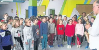  ??  ?? Les élèves de l’école primaire du Blanc