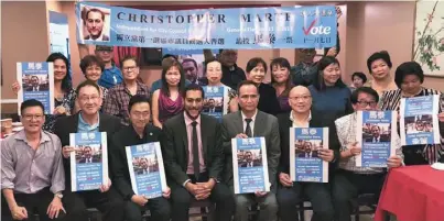  ??  ?? 馬泰(前排左四)在華埠舉行籌款會，前排左一為黃華清。（記者洪群超／攝影）