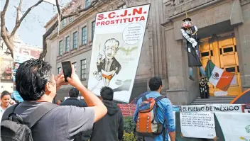  ??  ?? Ante la clausura del grupo de manifestan­tes de la puerta principal de la Suprema Corte de Justicia de la Nación, litigantes, personajes políticos, funcionari­os y ministros entran al edificio por la parte trasera.