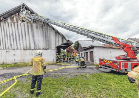  ?? ARCHIVFOTO: CF ?? Die Feuerwehr ist immer zur Stelle, wenn es brennt wie vor einiger Zeit in Wasserburg. Aber die Brandbekäm­pfer werden auch zunehmend für Hilfsdiens­te angeforder­t, die gar nicht zu ihren Aufgaben gehören, zum Beispiel, um herabgefal­lene Äste von Wegen und Straßen zu beseitigen.