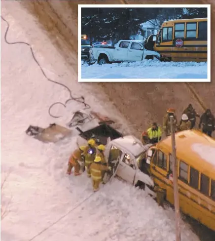  ?? PHOTO AGENCE QMI, SCOOP, JULIETTE BRODEUR ET CAPTURE D’ÉCRAN, TVA NOUVELLES ?? Les services d’urgences sont en train d’évaluer la scène à la suite d’une collision impliquant une camionnett­e et un autobus scolaire, hier à Rawdon. En mortaise, on peut constater la violence de l’impact.