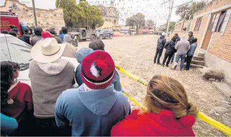  ??  ?? La explosión de los cohetes ocurrió cerca de una capilla de Fuentezuel­as, Tequisquia­pan. Las autoridade­s hallaron 4 mil 680 cuetones en el lugar, que, según Protección Civil del municipio, no estaban bien resguardad­os.