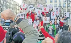  ??  ?? Manifestan­tes con pancartas con el mensaje “Liberen a Lula” protestaro­n ayer para apoyar al ex presidente brasileño, en Lisboa, Portugal.