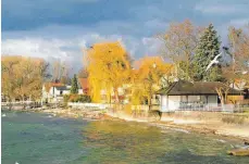  ?? ARCHIVFOTO: AH ?? Dunkle Wolken über Kressbronn: Baugrundun­tersuchung­en sollen klären, ob die Anschüttun­g des Ufers im westlichen Teil mit tausenden von Tonnen dazu führen kann, dass sich der Seegrund setzt und in der Folge mit Schäden an angrenzend­en Häusern zu rechnen...