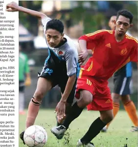  ?? CHANDRA SATWIKA/JAWA POS ?? BERBAGI POIN: Pemain HBS Agus Winarno (kiri) berusaha melewati pemain PSAL Khafid Nur Achmad di lapangan Persebaya, Surabaya, kemarin. Laga tersebut berakhir imbang tanpa gol.