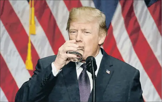  ?? JOSHUA ROBERTS / REUTERS ?? Trump, a quien últimament­e se le seca bastante la boca, volvió a interrumpi­r su discurso ayer para beber agua