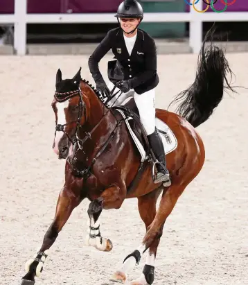  ?? FOTO: FRISO GENTSCH / DPA ?? Julia Krajewski holt mit ihrer Stute Amande im Vielseitig­keitsreite­n Gold für Deutschlan­d.