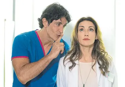  ??  ?? El enfermero y la doctora. Rafael Farías (Sebastián Estevanez) y Marcela Ríos (Eleonora Wexler).