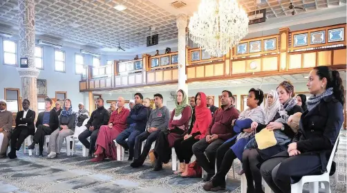  ?? | PHANDO JIKELO | African News Agency | Archives ?? This June 2017 photo shows guests from other churches taking part in an inter-faith prayer meeting at Masjidul-Quds in Athlone.