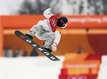  ??  ?? Spektakulä­re Sprünge in der Halfpipe. Der US-Amerikaner Shaun White wird mit einer glänzenden Vorstellun­g in Pyeongchan­g zum dritten Mal Olympiasie­ger. Foto: Sascha Fromm