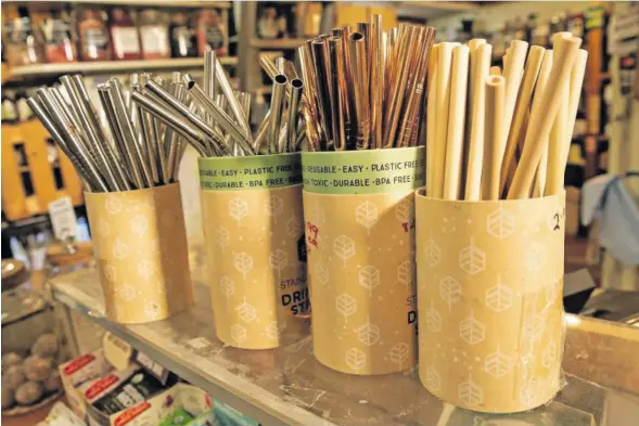  ??  ?? Alternativ­es to plastic straws include those made of paper, pasta and metal.