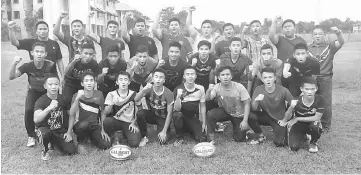  ??  ?? Zulkaranai­nshisham (right) and his players in high spirits after a training session at the school rugby field.