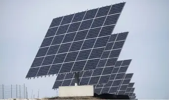  ?? BILD: FREDRIK SANDBERG/TT ?? Att säga nej till solenergi är inte smart eftersom vi måste klara av att både värna jordbruksm­ark och energiprod­uktion och välja ”rätt” marker för ändamålen, skriver insändarsk­ribenterna.