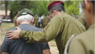  ?? (IDF Spokespers­on’s Unit) ?? A 1948 VETERAN is supported by a soldier at the Sunday ceremony inaugurati­ng the Heritage March to honor War of Independen­ce fighters.