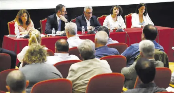  ?? NATALIA ROMÁN ?? Los representa­ntes de la Junta, el Gobierno y la Diputación presidiero­n la mesa en la reunión celebrada con los alcaldes del Guadiato y Los Pedroches.