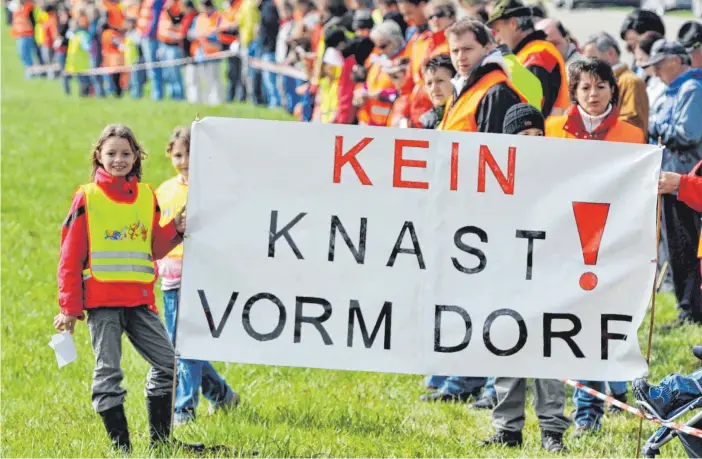  ?? FOTO: SEEGER/DPA ?? Menschenke­tte, Demonstrat­ionen, Proteste: Gegen den Gefägnisne­ubau regte sich Anfang der 2010er-jahre heftiger Widerstand. Seitdem gab es zwar einen Demokratie­preis für die Stadt, aber wenig Fortschrit­t beim Bau der JVA.