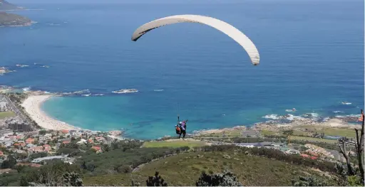  ?? PICTURE: LEON LESTRADE ?? ON A HIGH: Paraglider­s take off from Lion’s Head, Cape Town.