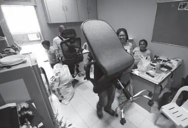  ??  ?? MEMBERS of the staff of outgoing councilor Jimmy Dureza move out the belongings in their office at Sanggunian­g Panlungsod to give way for the incoming elected official. BING GONZALES